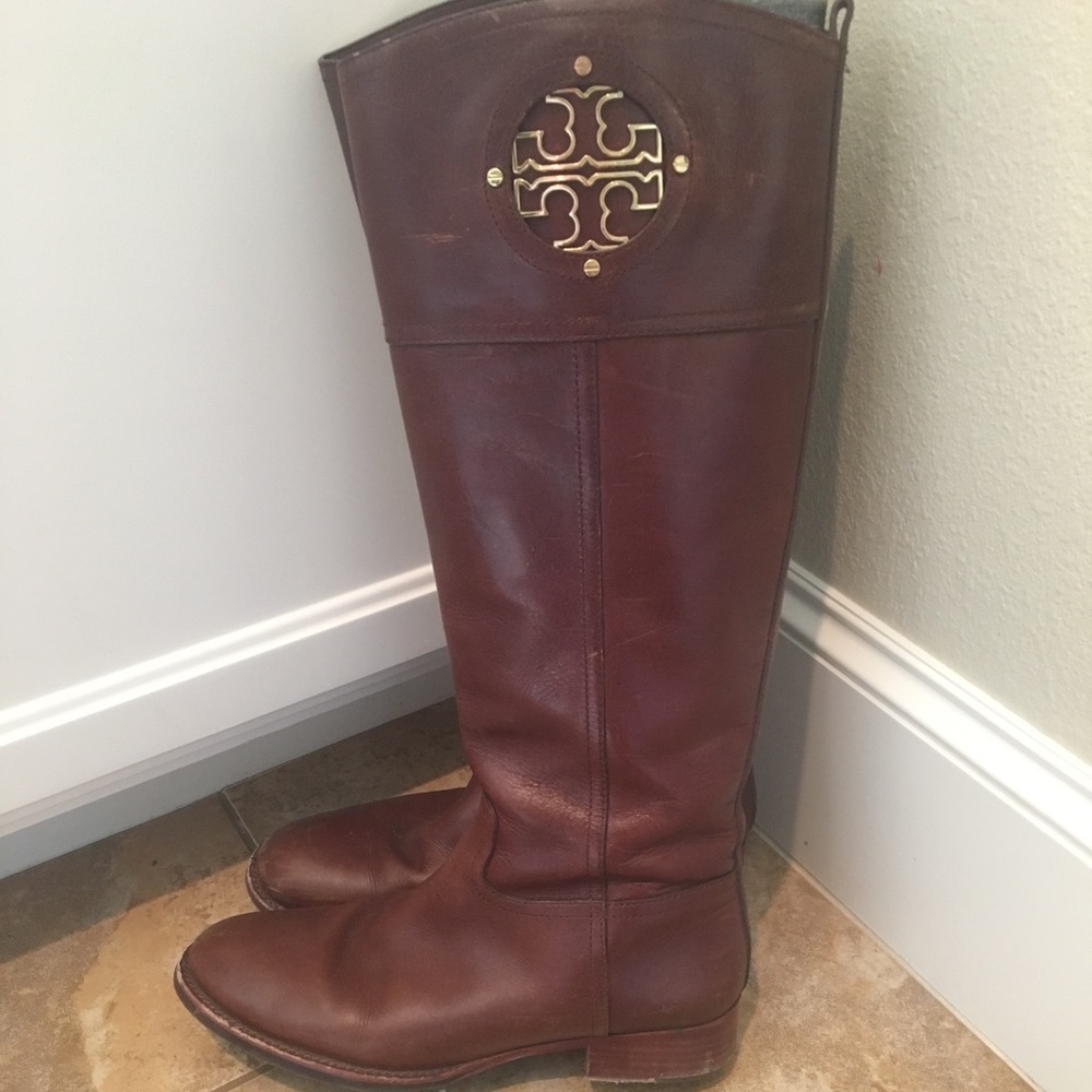 Tory Burch stacked T riding boots 🙌🏻